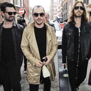 30 Seconds to Mars Busking in Soho Square to Promote Their Album Love Lust, Faith + Dreams - thirty-seconds-to-mars-busking-in-soho-square-03