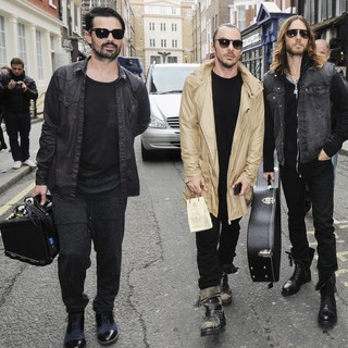 30 Seconds to Mars Busking in Soho Square to Promote Their Album Love Lust, Faith + Dreams - thirty-seconds-to-mars-busking-in-soho-square-04