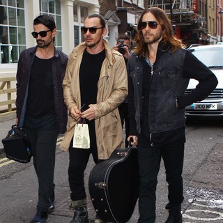 30 Seconds to Mars Busking in Soho Square to Promote Their Album Love Lust, Faith + Dreams - thirty-seconds-to-mars-busking-in-soho-square-05