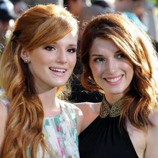 Bella Thorne, Dani Thorne in The World Premiere of The Odd Life of Timothy Green - Arrivals