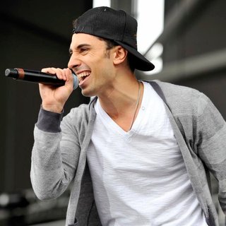 Tino Coury in B96 Pepsi SummerBash 2011 - tino-coury-b96-pepsi-summerbash-2011-01