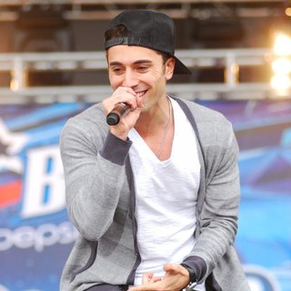Tino Coury in B96 Pepsi SummerBash 2011 - tino-coury-b96-pepsi-summerbash-2011-02