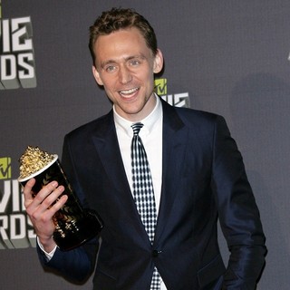 Tom Hiddleston in 2013 MTV Movie Awards - Press Room - tom-hiddleston-2013-mtv-movie-awards-press-room-05