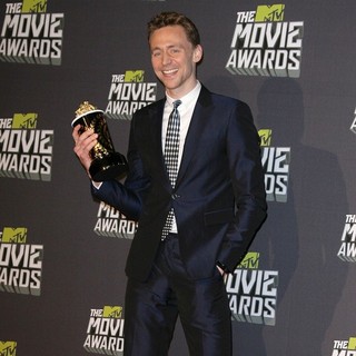 Tom Hiddleston in 2013 MTV Movie Awards - Press Room - tom-hiddleston-2013-mtv-movie-awards-press-room-06