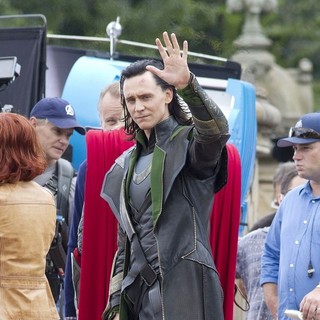 Tom Hiddleston in Actors on The Set of The Avengers Shooting on Location in Manhattan
