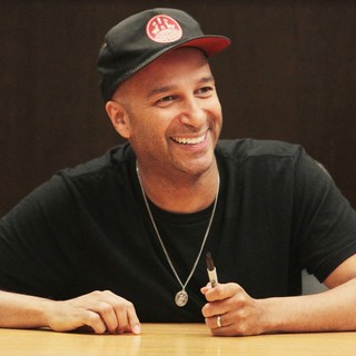 Rage Against the Machine in Tom Morello Signs Copies of His Graphic Novel Orchid - tom-morello-signs-copies-orchid-01