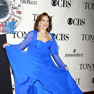 Valerie Harper in The 64th Tony Awards - Arrivals