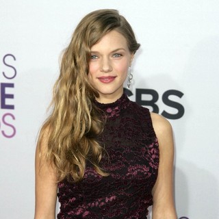Tracy Spiridakos in People's Choice Awards 2013 - Red Carpet Arrivals