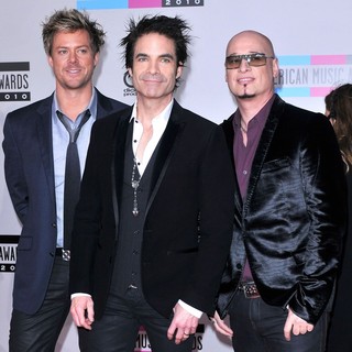 Train in 2010 American Music Awards - Arrivals
