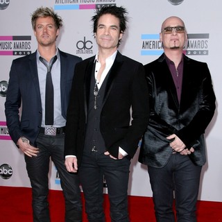 Train in 2010 American Music Awards - Arrivals
