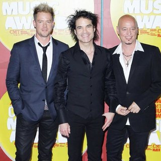 Train in 2011 CMT Music Awards - train-2011-cmt-music-awards-01