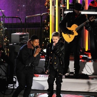 Usher, Justin Bieber in Justin Bieber and Usher Perform for The Pre-Taping of The Rockefeller Center Christmas Tree Lighting