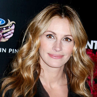Julia Roberts at Los Angeles World Premiere of 'Valentine's Day' - Red Carpet