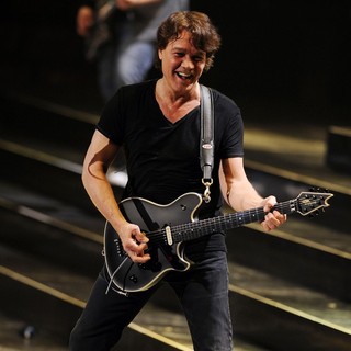 Van Halen Performing Live During The Different Kind of Truth Tour 2012 - van-halen-performing-the-different-kind-of-truth-tour-2012-02