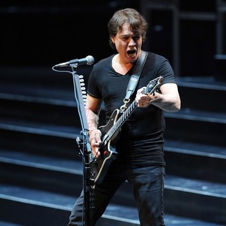 Van Halen Performing Live During The Different Kind of Truth Tour 2012 - van-halen-performing-the-different-kind-of-truth-tour-2012-03