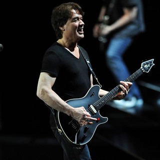 Van Halen Performing Live During The Different Kind of Truth Tour 2012 - van-halen-performing-the-different-kind-of-truth-tour-2012-07