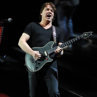 Van Halen Performing Live During The Different Kind of Truth Tour 2012 - van-halen-performing-the-different-kind-of-truth-tour-2012-08
