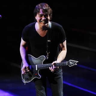 Van Halen Performing Live During The Different Kind of Truth Tour 2012 - van-halen-performing-the-different-kind-of-truth-tour-2012-09