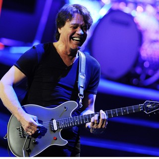 Van Halen Performing Live During The Different Kind of Truth Tour 2012 - van-halen-performing-the-different-kind-of-truth-tour-2012-15