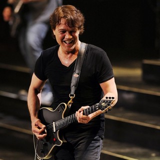 Van Halen Performing Live During The Different Kind of Truth Tour 2012 - van-halen-performing-the-different-kind-of-truth-tour-2012-16