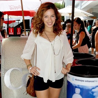 Vanessa Lengies in 2011 VH1 Save The Music Foundation Benefit
