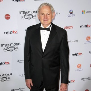 Victor Garber in 40th Annual International Emmy Awards - Arrivals