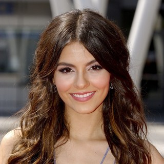 Victoria Justice in 2011 Primetime Creative Arts Emmy Awards - Arrivals - victoria-justice-2011-primetime-creative-arts-emmy-awards-01