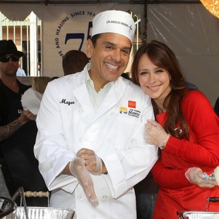 Antonio Villaraigosa, Jennifer Love Hewitt in 75th Anniversary of The Los Angeles Mission Serving Thanksgiving Dinner to The Homeless