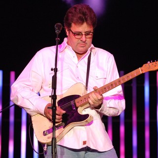 Vince Gill in Vince Gill Performing