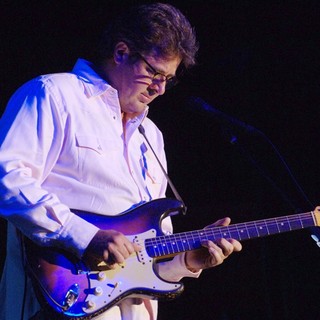 Vince Gill in Vince Gill Performing