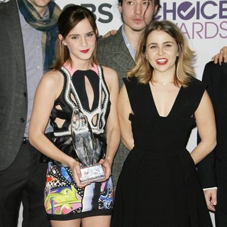Emma Watson, Mae Whitman in People's Choice Awards 2013 - Press Room