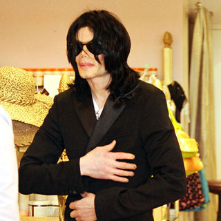 Michael Jackson in Michael Jackson shopping in Hollywood