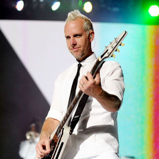 Tom Dumont, No Doubt in No Doubt Performing Live in Concert at The Air Canada Centre