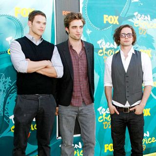 Kellan Lutz, Robert Pattinson, Jackson Rathbone in Teen Choice Awards 2009 - arrivals