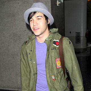 Pete Wentz in Pete Wentz arriving at LAX airport on a flight from New York City