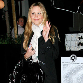 Amanda Bynes in Amanda Bynes Leaving STK Restaurant in West Hollywood
