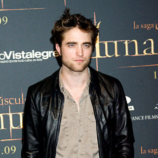 Robert Pattinson in Spanish Fan Party for 'The Twilight Saga: New Moon'