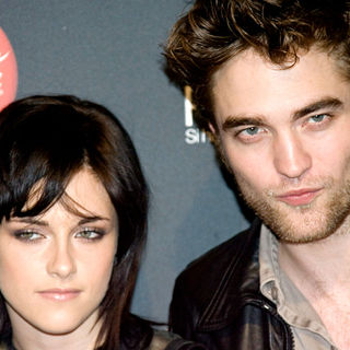 Kristen Stewart, Robert Pattinson in Spanish Fan Party for 'The Twilight Saga: New Moon'