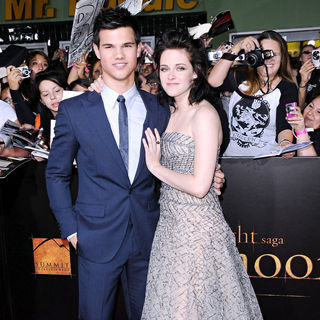Taylor Lautner, Kristen Stewart in The Los Angeles Premiere of 'The Twilight Saga: New Moon'