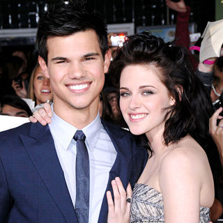 Taylor Lautner, Kristen Stewart in The Los Angeles Premiere of 'The Twilight Saga: New Moon'