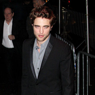Robert Pattinson in The Cinema Society & D&G screening of 'The Twilight Saga: New Moon' - Arrivals