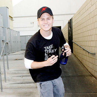 Spencer Pratt in Spencer Pratt wears a t-shirt that reads Take The Money And Run at Barnes & Noble