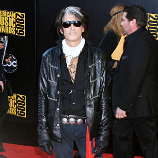 Joe Perry in 2009 American Music Awards - Arrivals