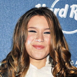 Joss Stone in Turns on the Christmas lights