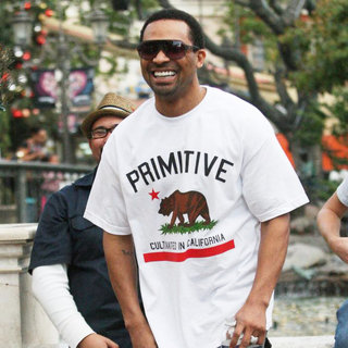 Mike Epps in Mike Epps and Friends Out Shopping and Posing for Fans