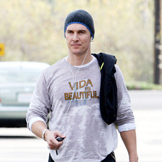 Matthew McConaughey in Matthew McConaughey leaves the gym, wearing a t-shirt with his daughter's name on, Vida is Beautiful
