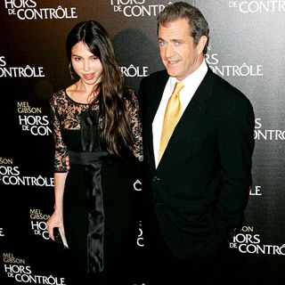 Oksana Grigorieva, Mel Gibson in The 'Edge of Darkness' Premiere