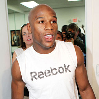 Floyd Mayweather, Jr. in Floyd Mayweather, Jr. Works Out in His Gym Getting Fit
