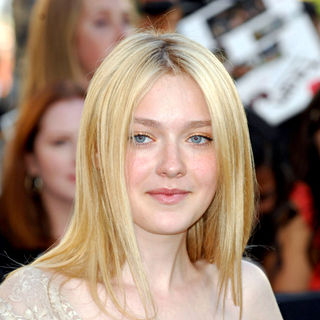 Dakota Fanning in 2010 Los Angeles Film Festival - Premiere of 'The Twilight Saga's Eclipse' - Arrivals