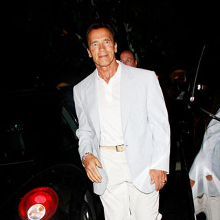 Arnold Schwarzenegger in Arnold Schwarzenegger Arriving at Tra Di Noi Restaurant in Cross Creek